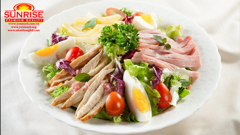 salad thịt gà và trứng Thực đơn ăn kiêng giảm cân mẫu cho mọi người